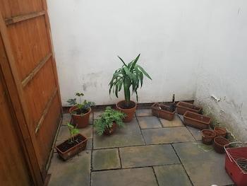 Studio Flat In Stoke Newington High Street 10