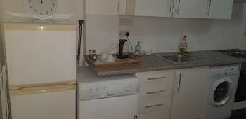 Studio Flat In Stoke Newington High Street 9