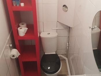 Studio Flat In Stoke Newington High Street 7