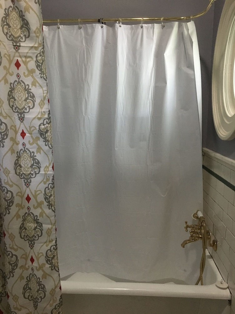 Deep soaking bathtub