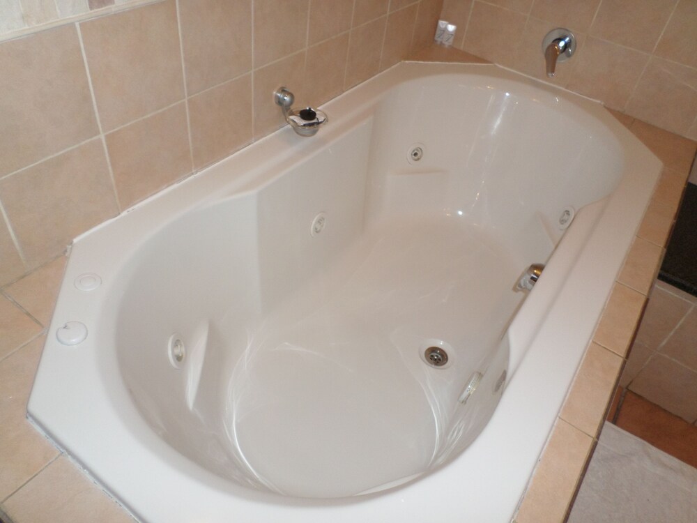 Jetted tub