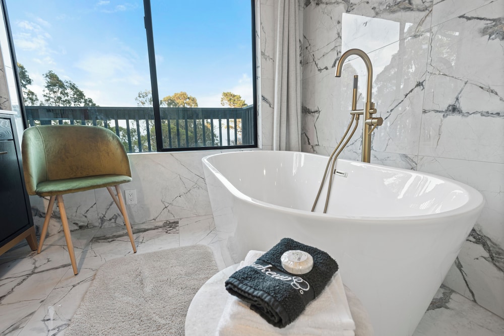 Deep soaking bathtub