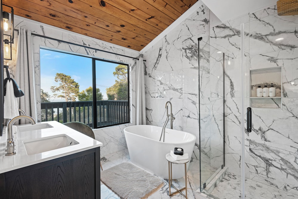 Deep soaking bathtub