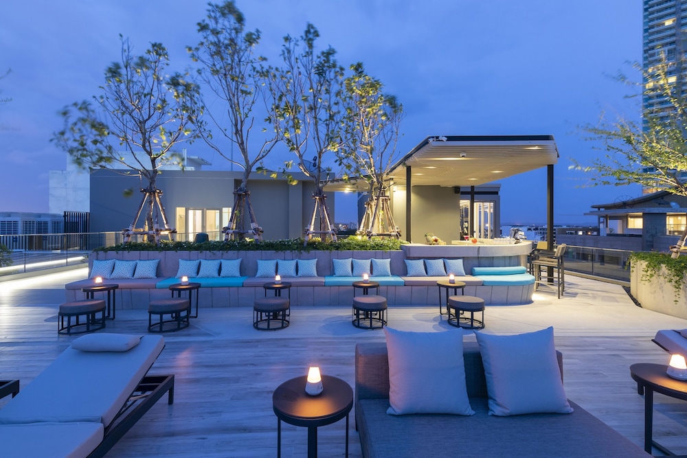 Poolside bar