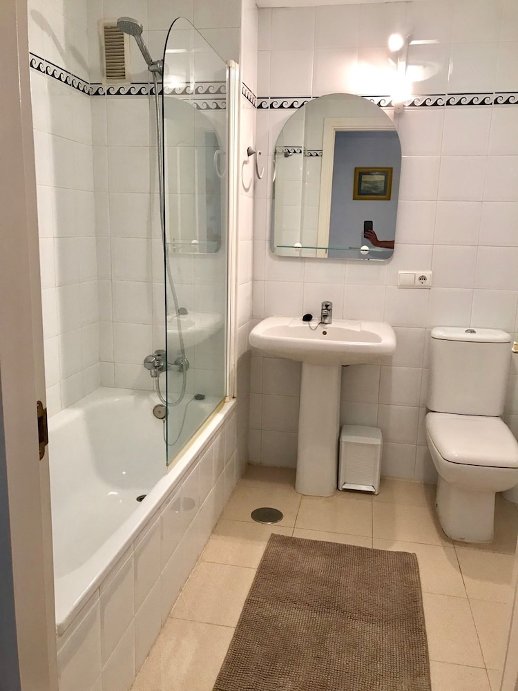 Deep soaking bathtub