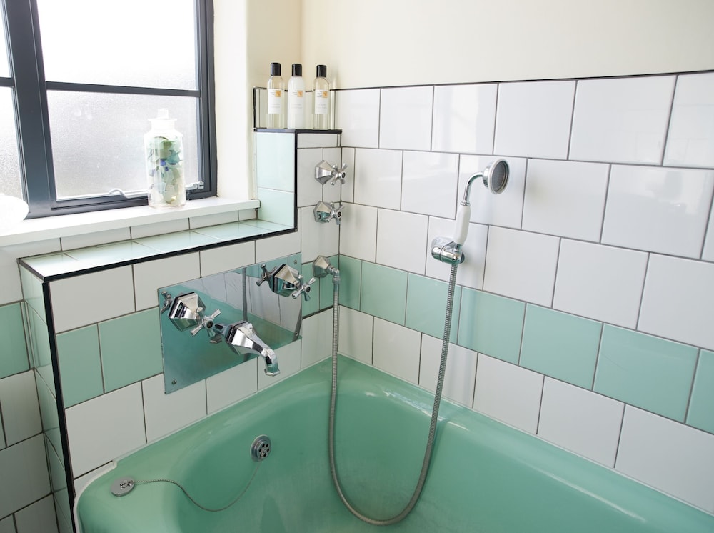 Deep soaking bathtub