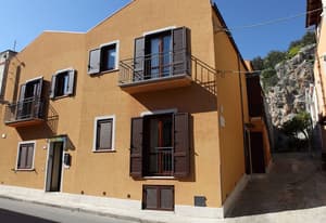 thumbnail: Front of property