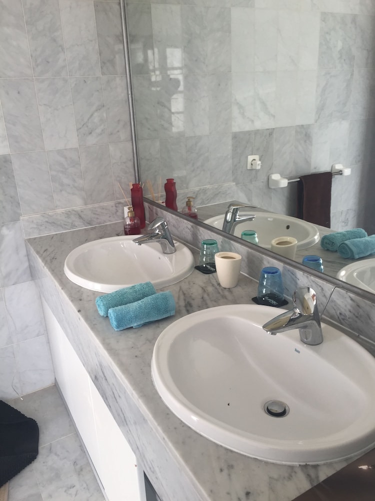 Bathroom sink