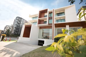 thumbnail: Front of property