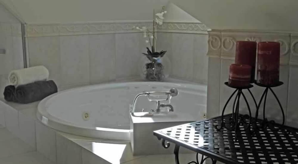 Deep soaking bathtub