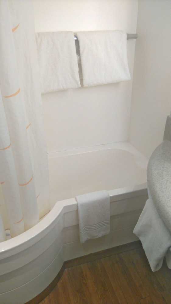 Deep soaking bathtub