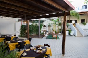 thumbnail: Outdoor dining