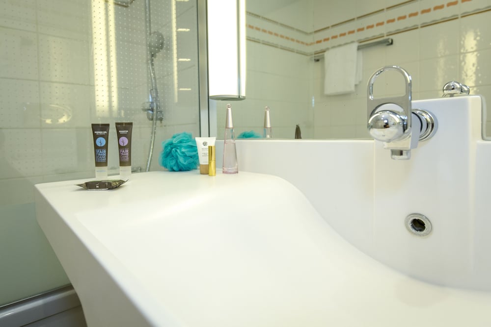Bathroom sink
