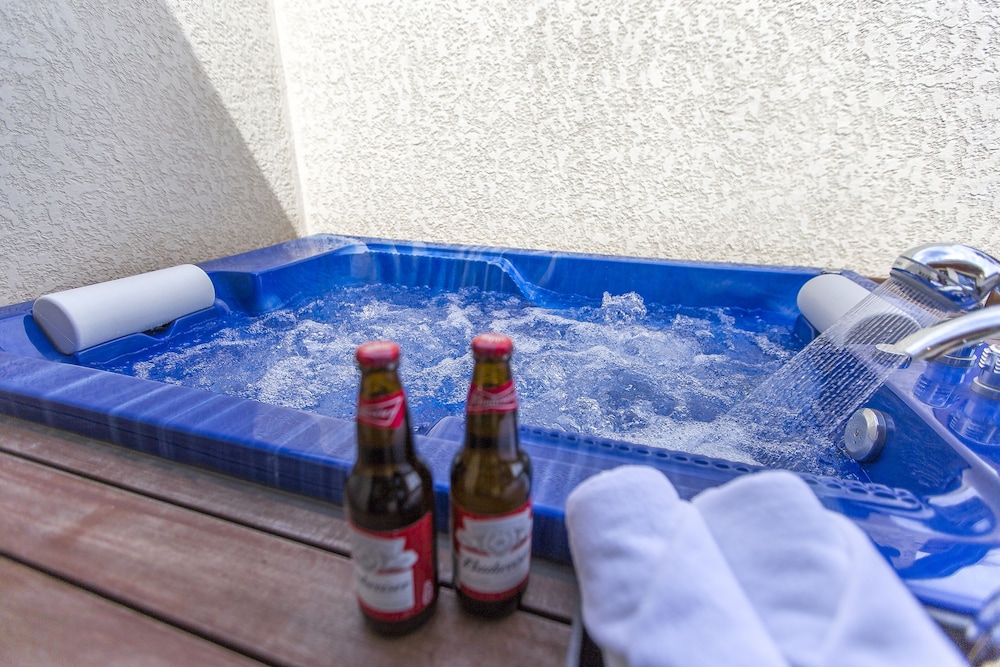 Private spa tub