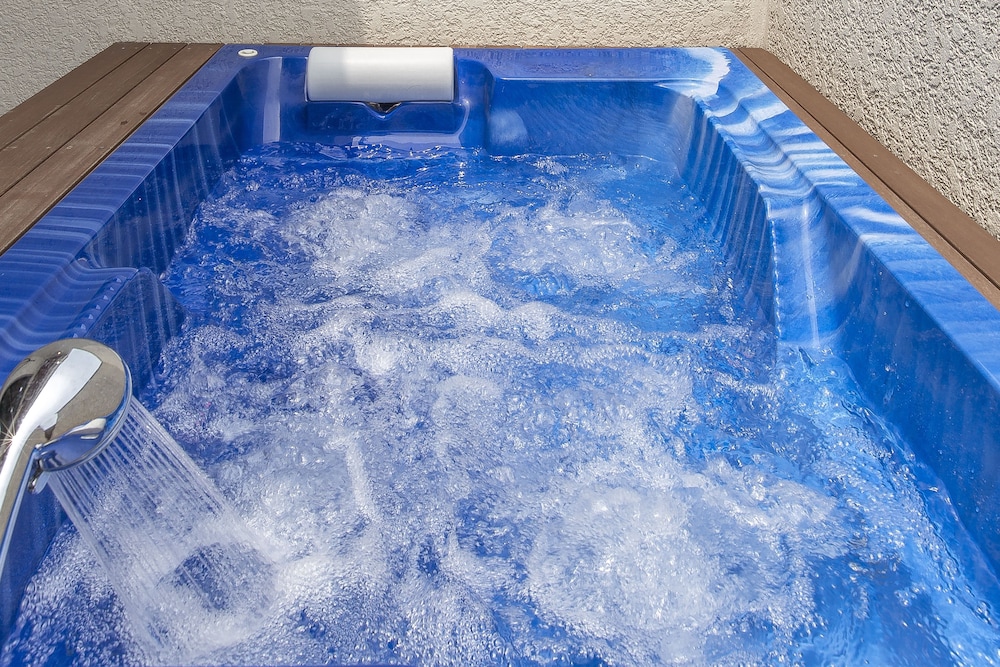 Private spa tub