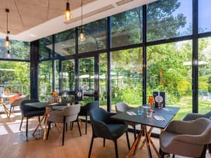 thumbnail: Bar (on property)