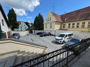 thumbnail: Front of property