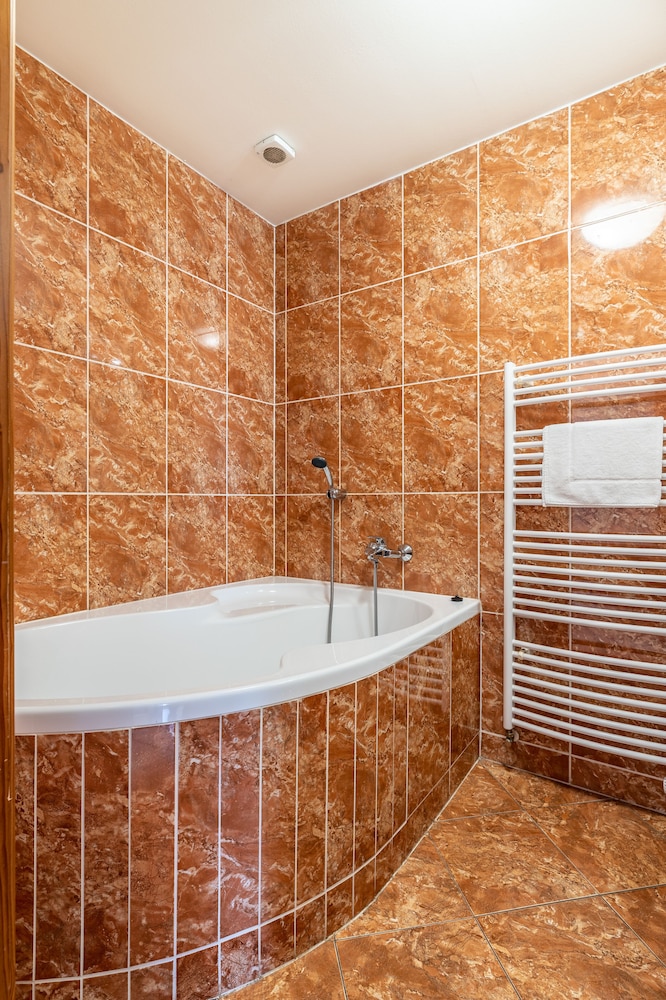 Deep soaking bathtub