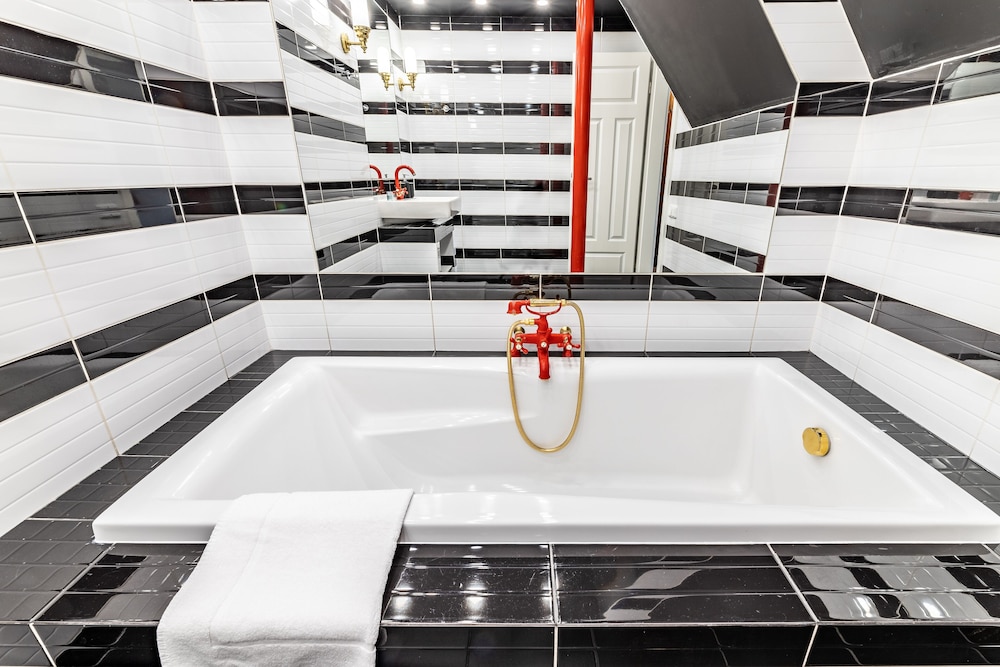 Deep soaking bathtub