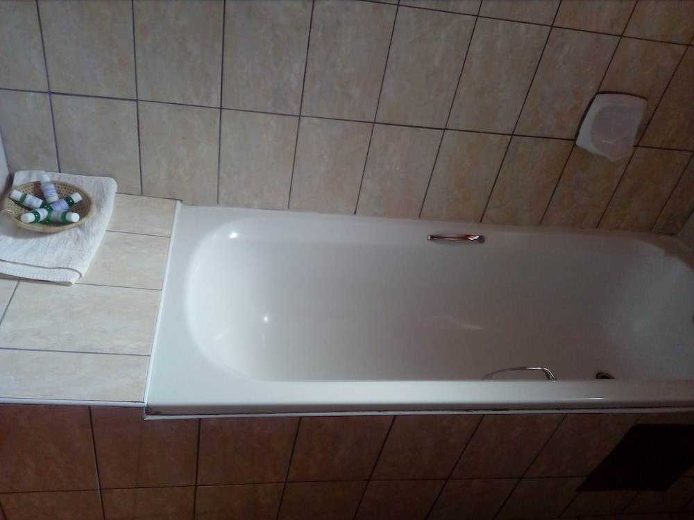 Deep soaking bathtub