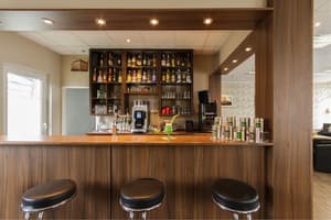 thumbnail: Bar (on property)