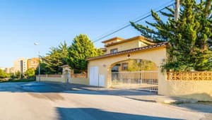 thumbnail: Front of property