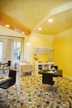 thumbnail: Breakfast area