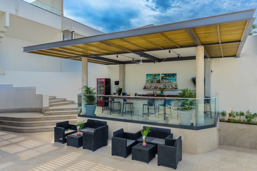 Poolside bar