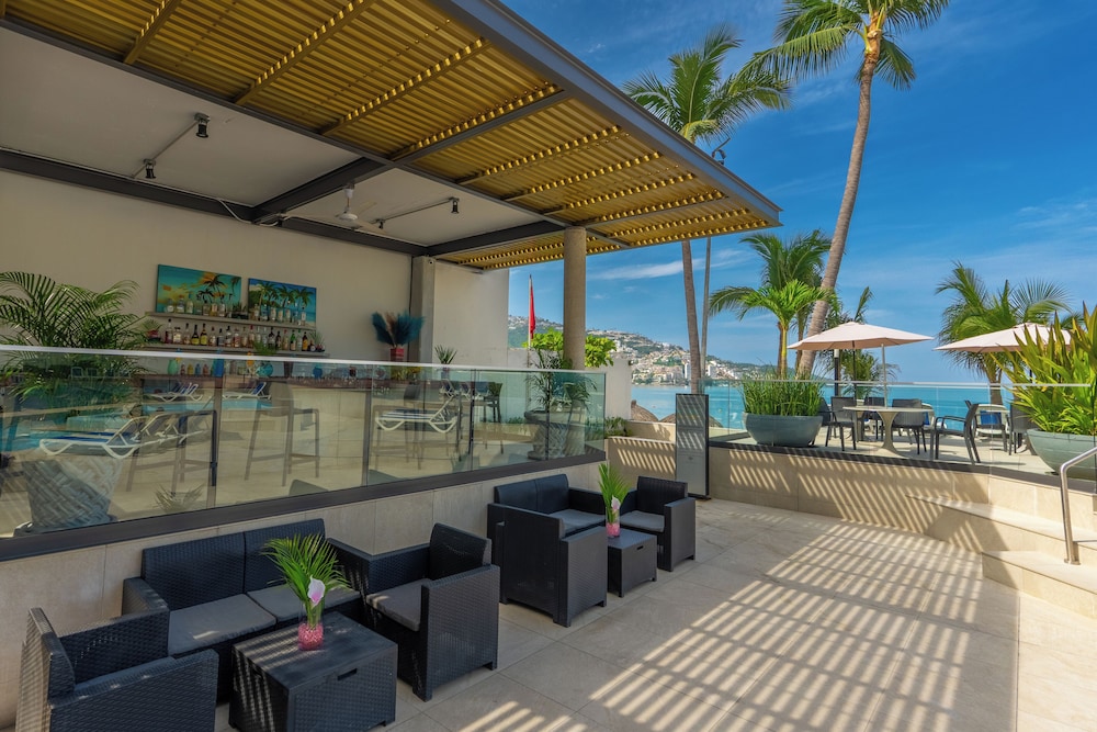 Poolside bar