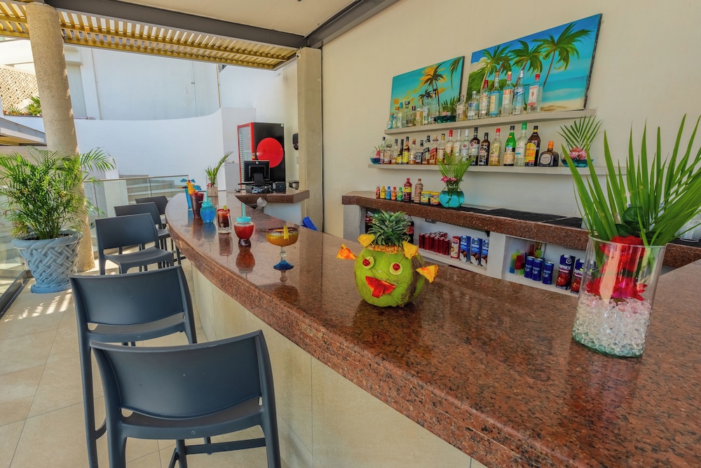 Poolside bar