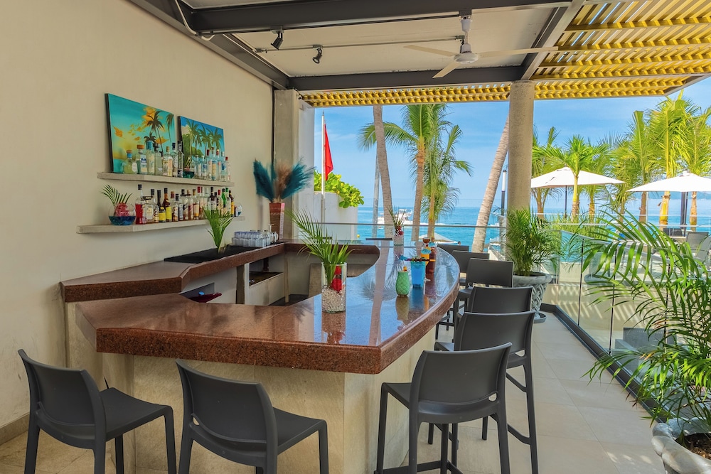 Poolside bar