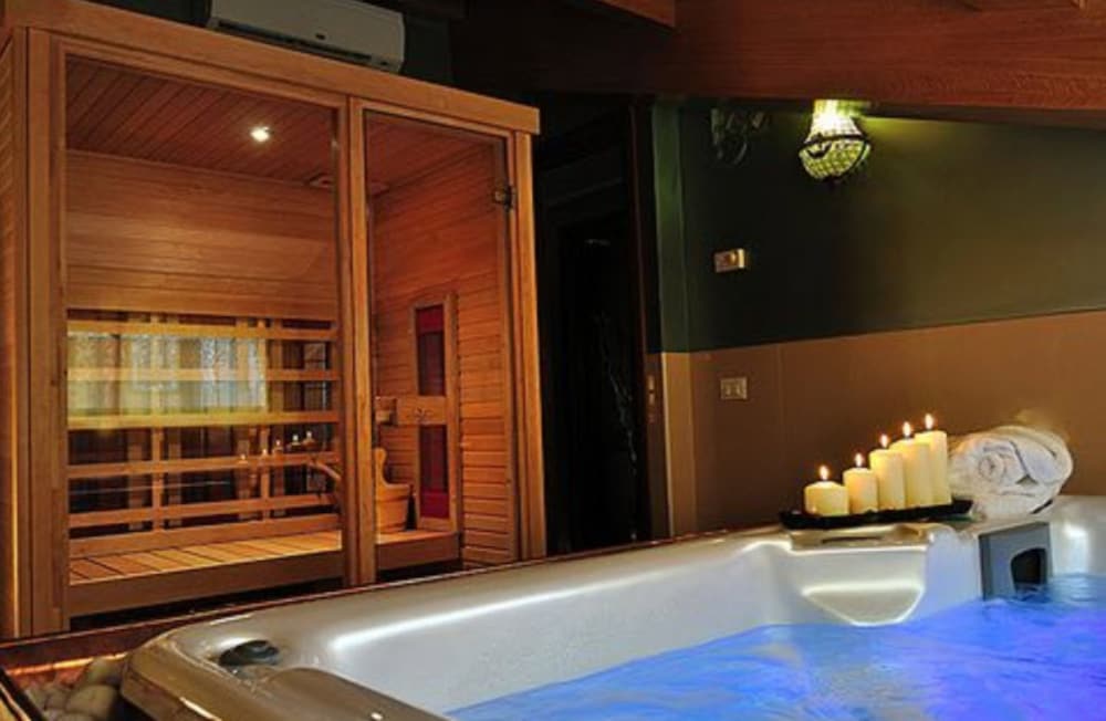 Indoor spa tub