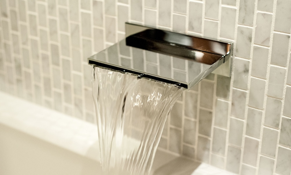 Deep soaking bathtub