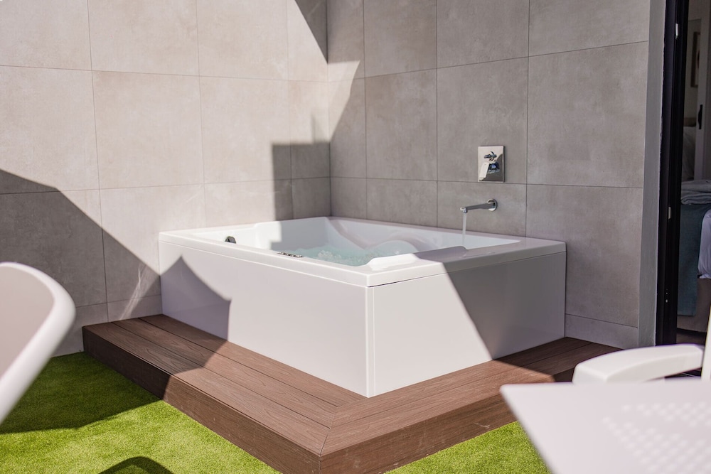Private spa tub