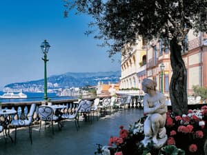 thumbnail: Outdoor dining