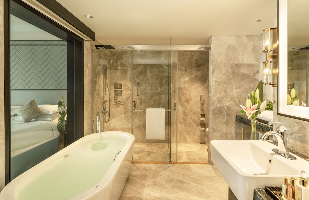 Deep soaking bathtub