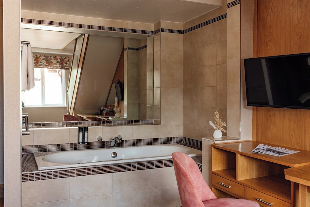 Deep soaking bathtub