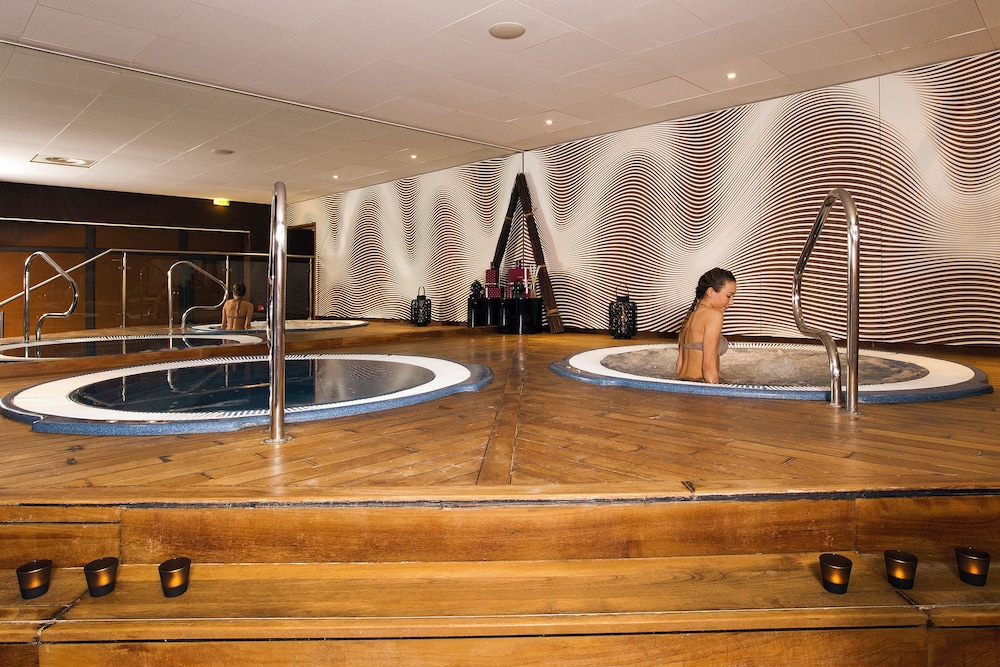 Indoor spa tub