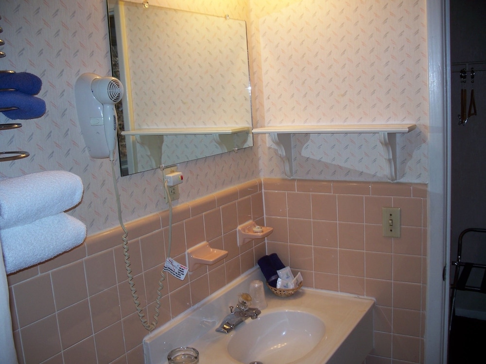 Bathroom sink