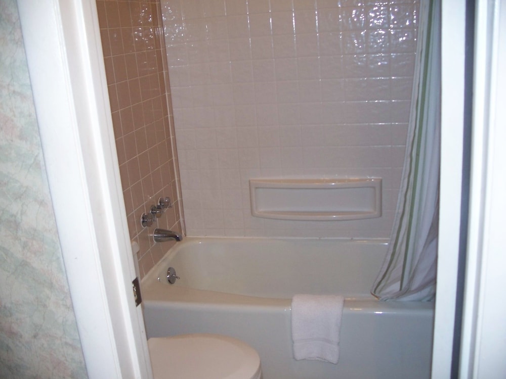 Deep soaking bathtub