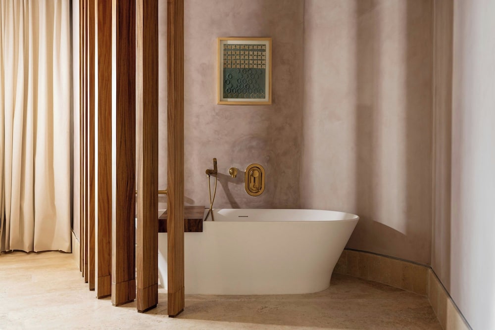 Deep soaking bathtub