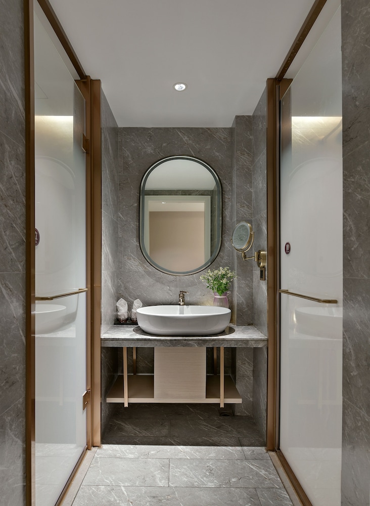 Bathroom sink
