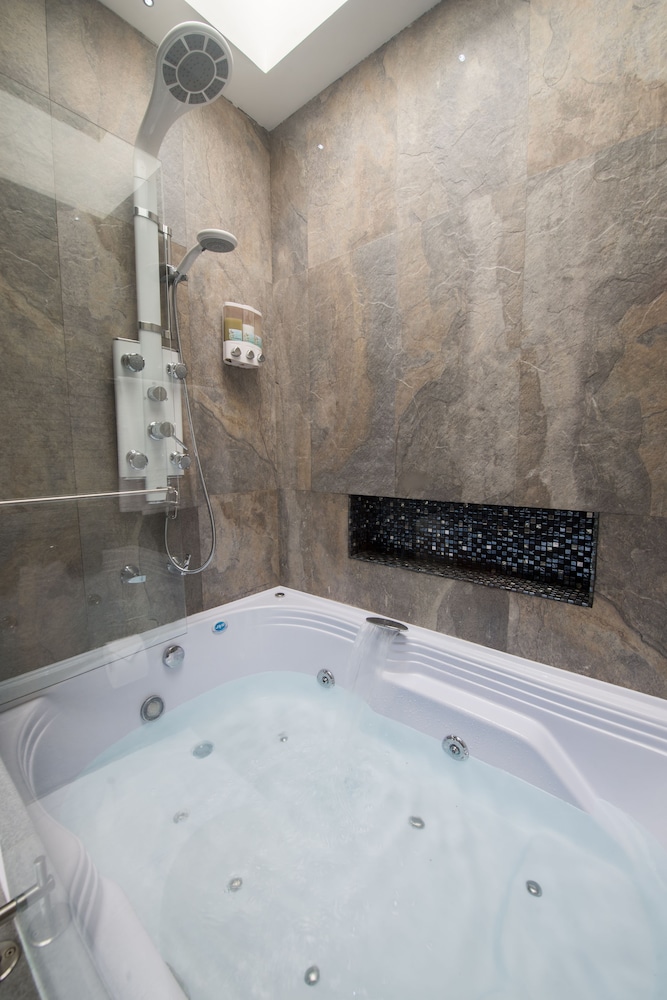 Jetted tub