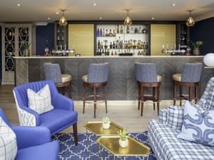 thumbnail: Bar (on property)