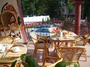 thumbnail: Outdoor dining