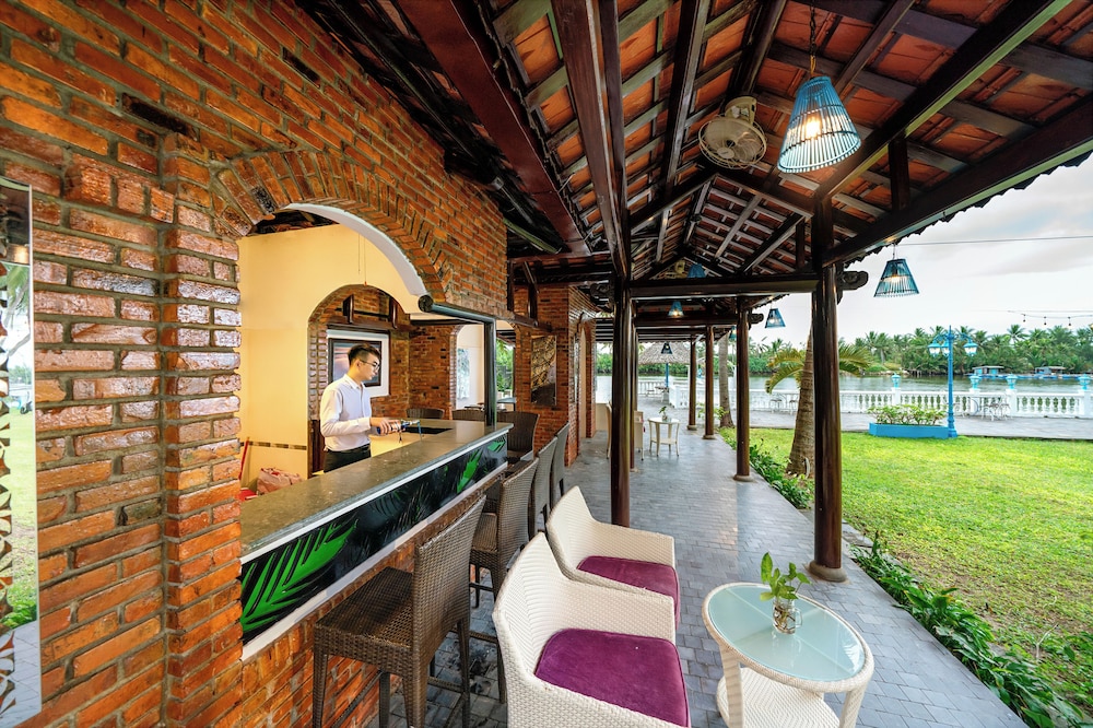 Poolside bar