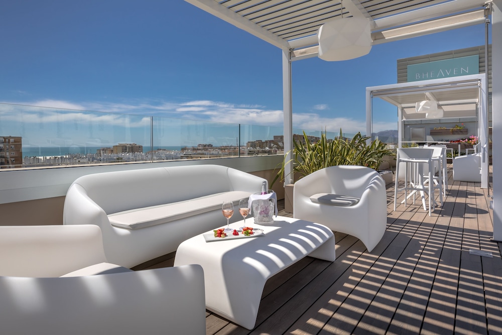 Poolside bar