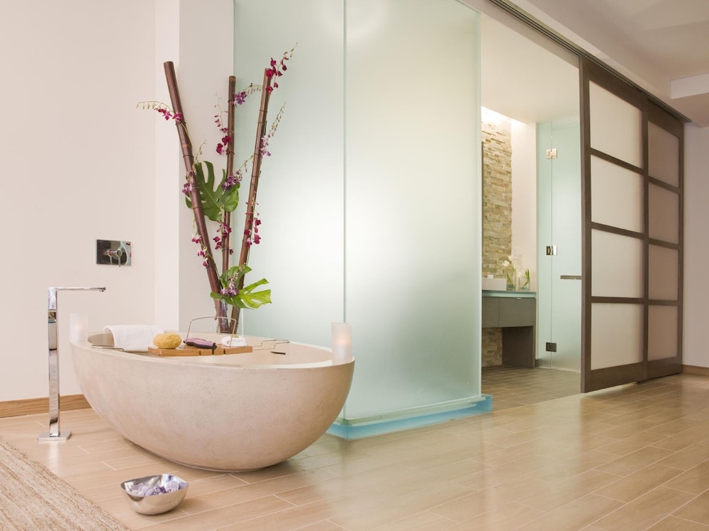 Deep soaking bathtub