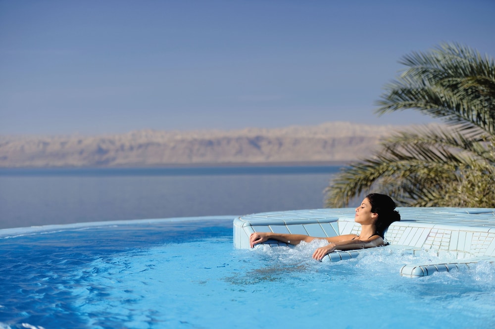 Infinity pool
