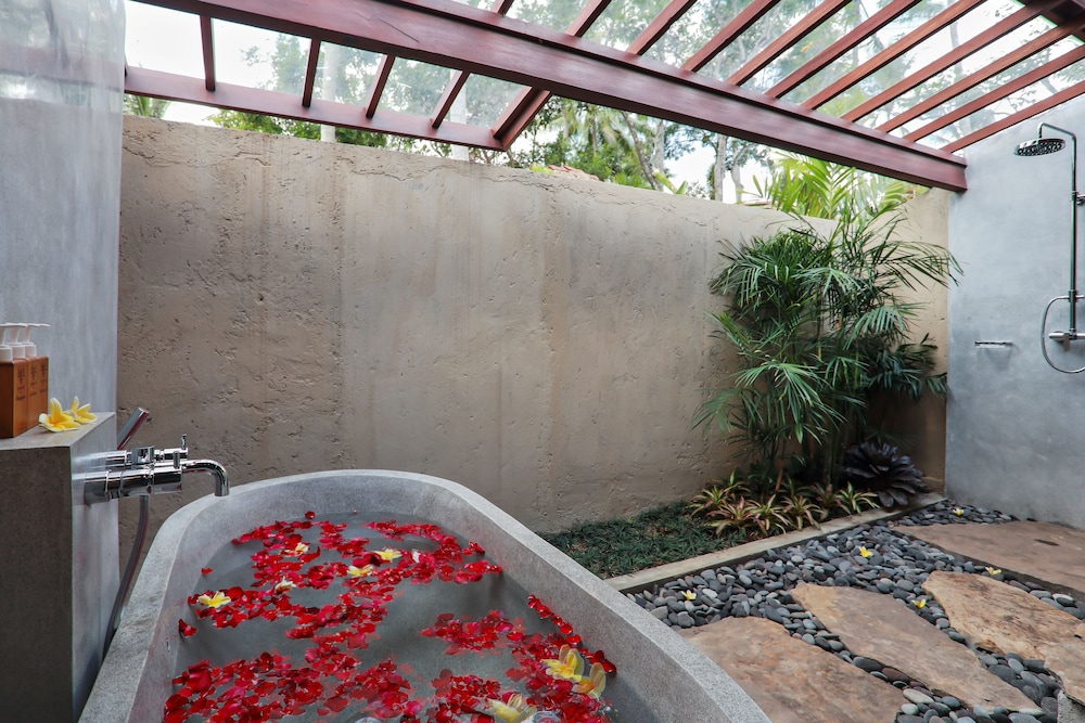 Deep soaking bathtub